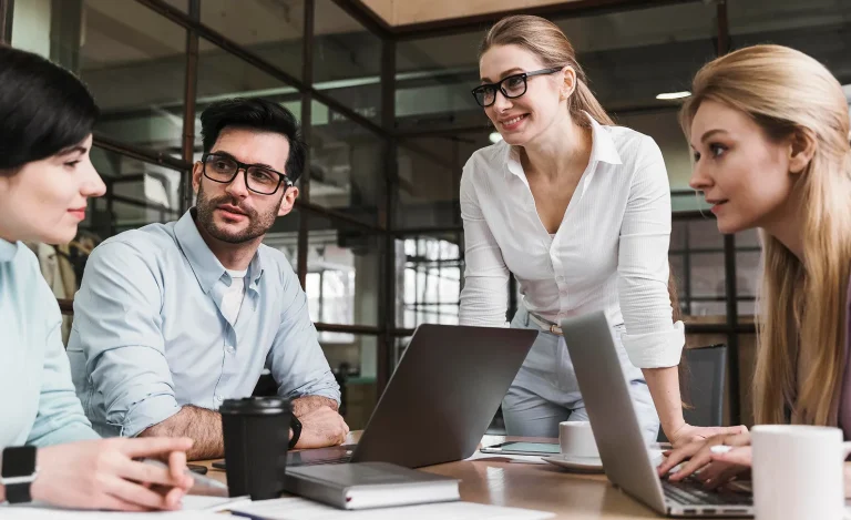 professional-businesswoman-with-glasses-meeting-with-her-team-1